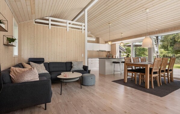 TV, fireplace - 3 bedroom beautiful home in Glesborg (Glesborg)