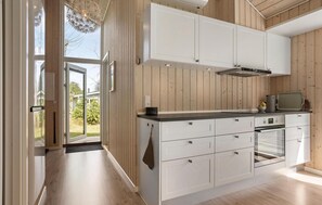 Fridge, stovetop, dishwasher, coffee/tea maker - 3 bedroom beautiful home in Glesborg (Glesborg)