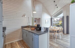 Kylskåp, mikrovågsugn, spishäll och diskmaskin