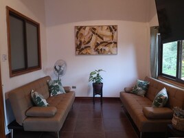 基础别墅 | 起居区 | 55-英寸智能电视 （配备有线频道）、电视