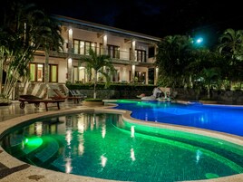 55-英寸智能电视 （配备有线频道）、电视