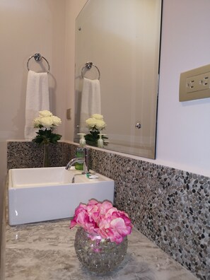 Standard-Vierbettzimmer, 2 Queen-Betten | Badezimmer