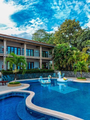 55-inch Smart TV with cable channels, TV - Hotel Amira (Puerto Carrillo)