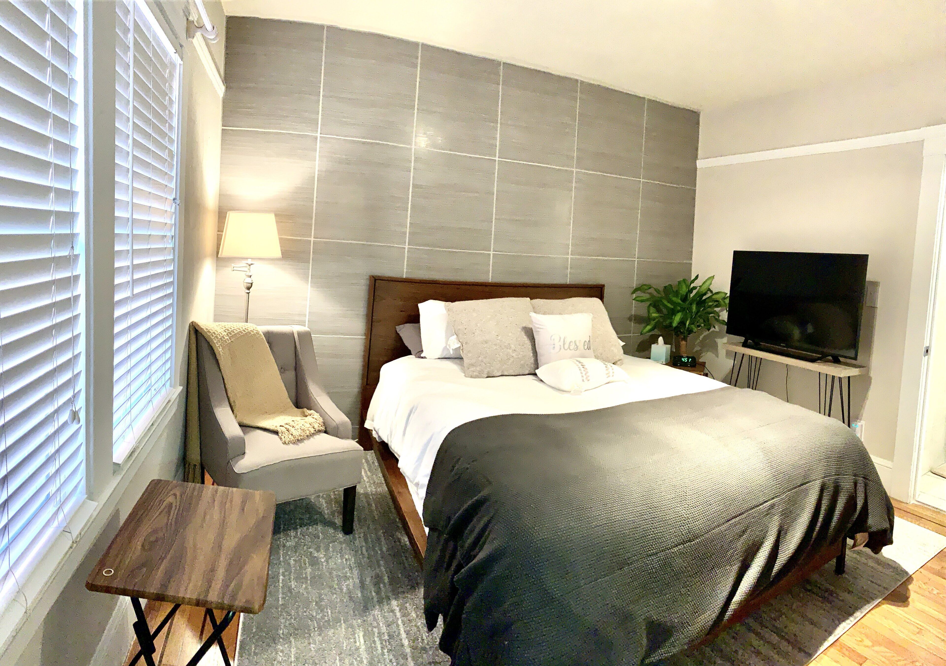 VERY CLEAN, Hotel-feels, en-suite. Close to Glen Park BART.