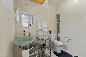 Douche, sèche-cheveux, serviettes fournies, savon