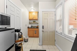 Réfrigérateur, micro-ondes, bouilloire électrique