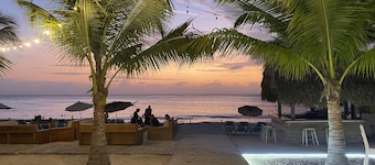 Luxury Ocean View Villa in West Bay Roatan. 3 Bedrooms with Pool & Beach Access