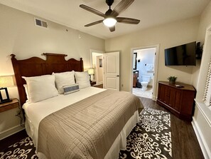 4 soverom, skrivebord, strykejern/-brett og reiseseng for barn