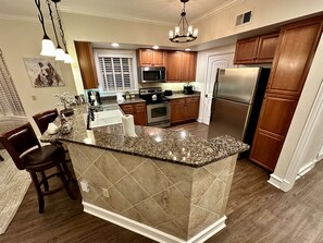 Fridge, microwave, oven, stovetop - 4 King BR, 4 BA Luxury Condo, Golf Course, On-Site Spa, Indoor & Outdoor Pools. (Pigeon Forge)