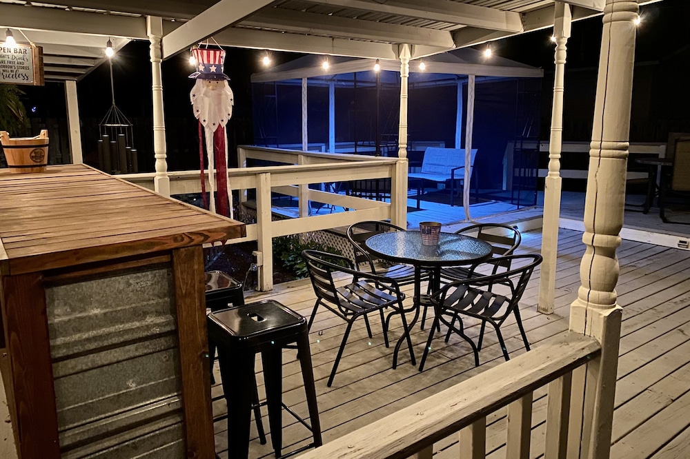Full house in PdC w/ large deck - only blocks from downtown & the Mississippi!