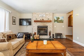 Smart TV, fireplace, ping pong, books