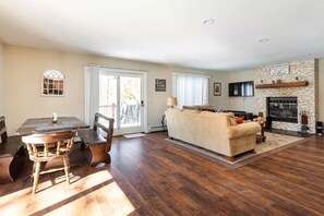 Smart TV, fireplace, ping pong, books