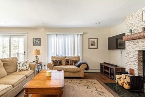 Smart TV, fireplace, ping pong, books