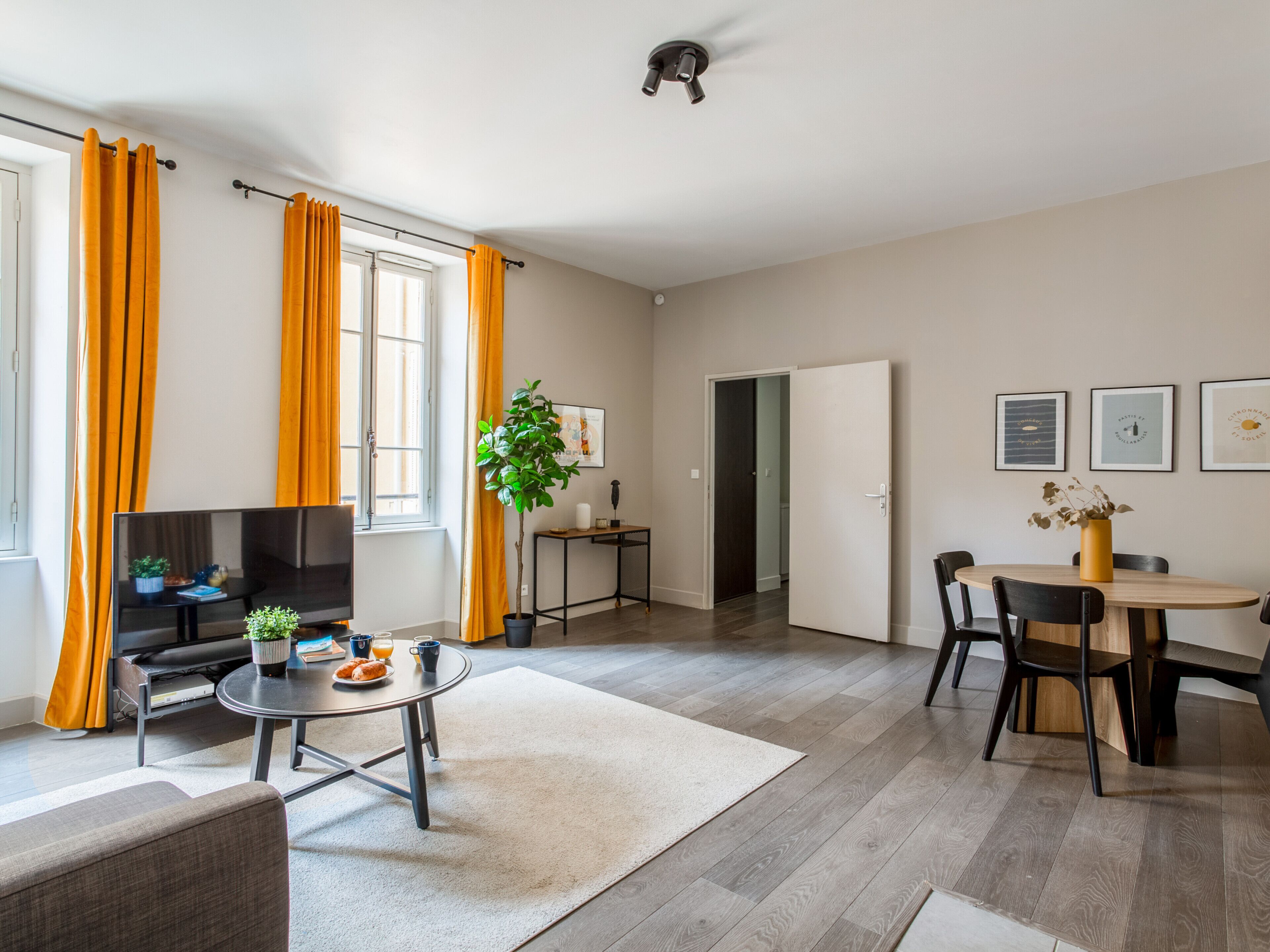 Large modern and calm flat at the doors of Panier in Marseille - Welkeys