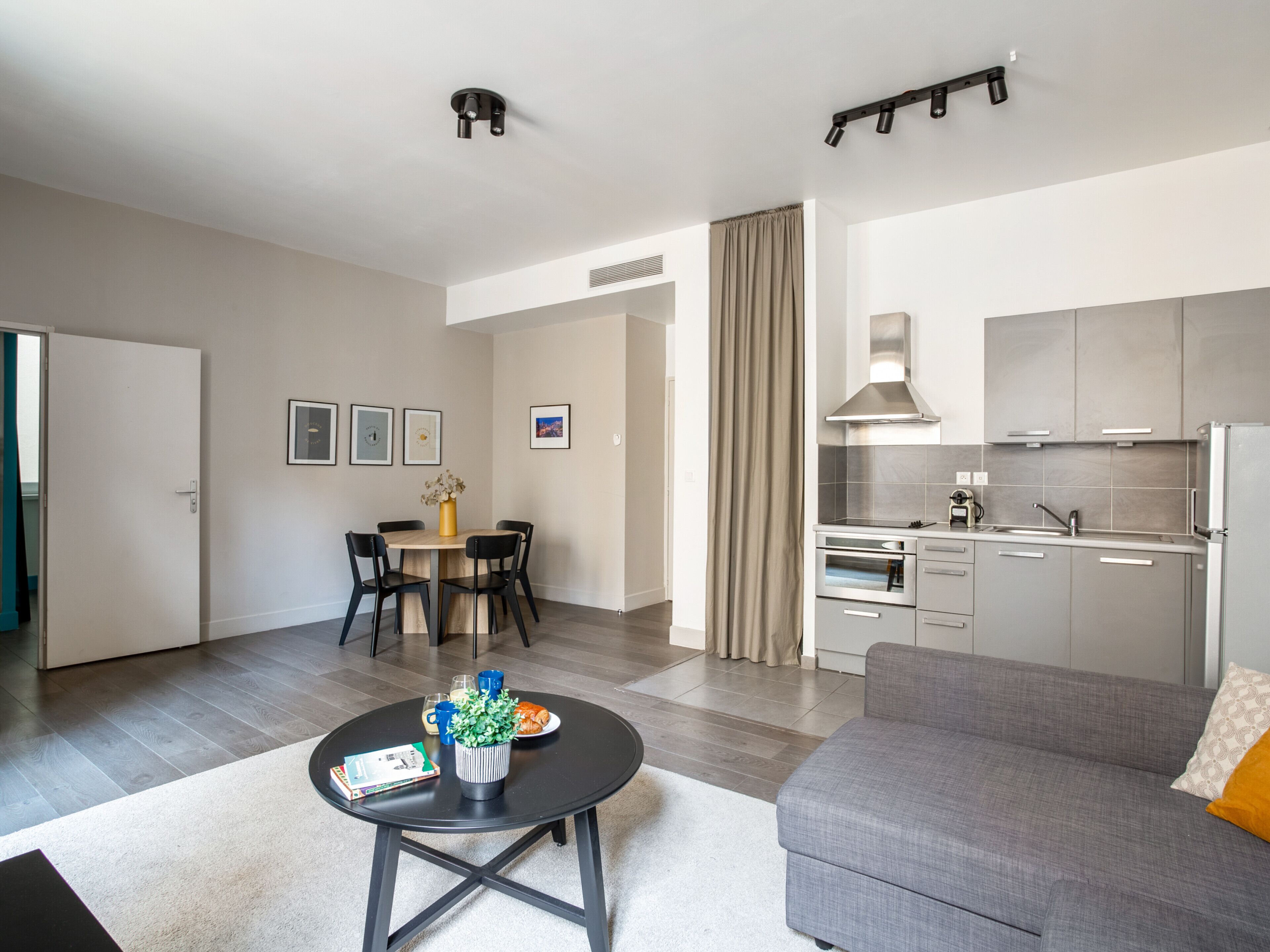 Large modern and calm flat at the doors of Panier in Marseille - Welkeys