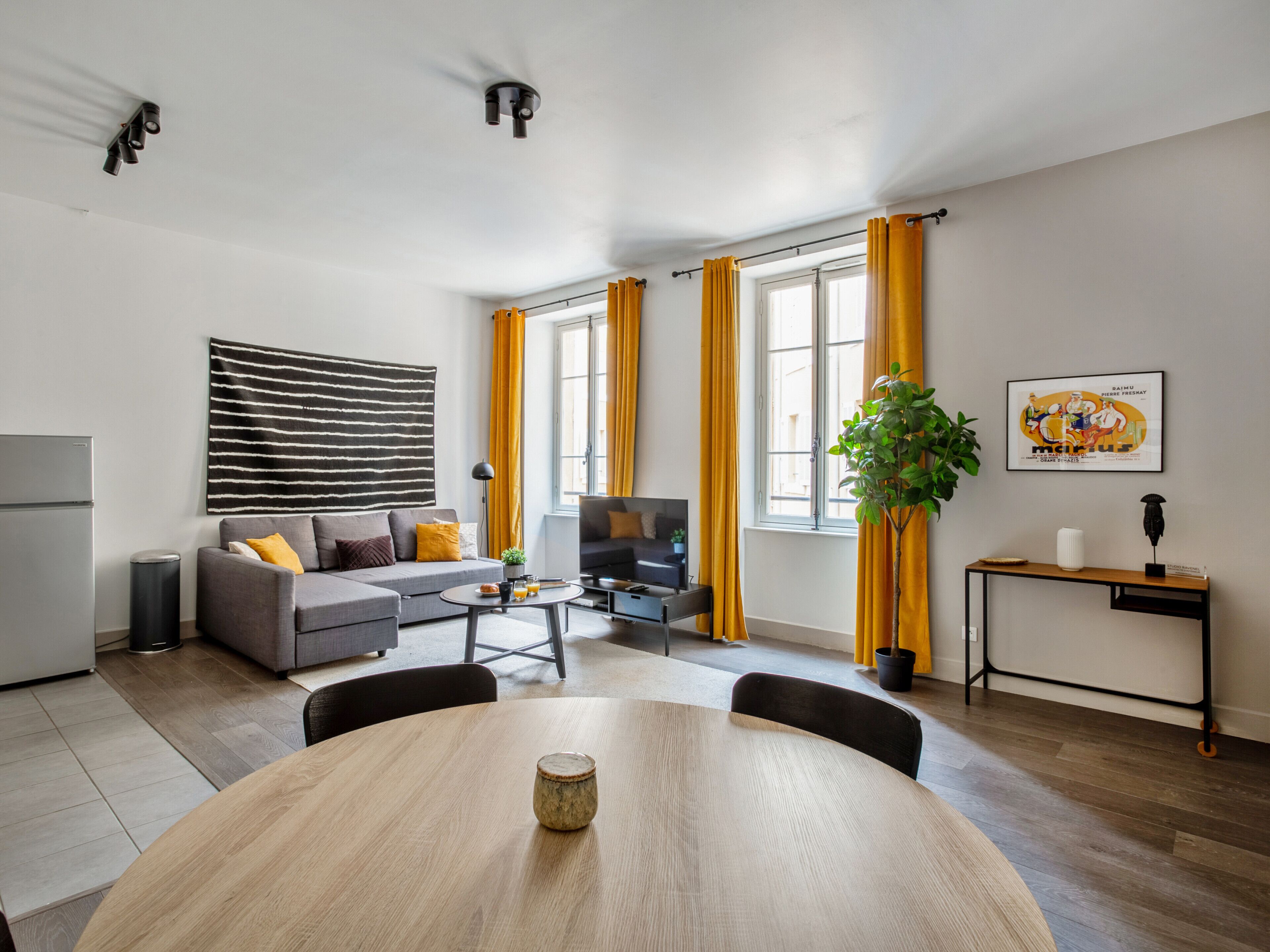 Large modern and calm flat at the doors of Panier in Marseille - Welkeys