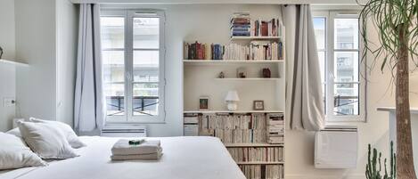 Iron/ironing board, WiFi, bed sheets