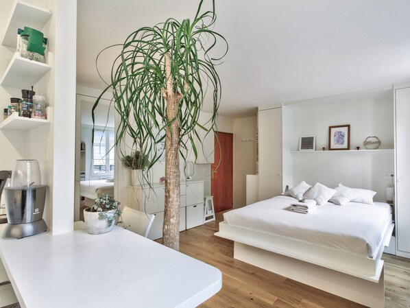 Iron/ironing board, WiFi, bed sheets