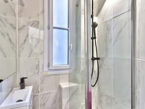 Dusche, Handtücher, Seife, Shampoo