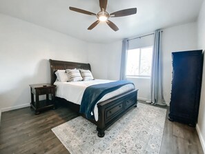 3 quartos, escrivaninha, ferros/tábuas de passar roupa