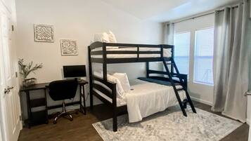 3 bedrooms, desk, iron/ironing board, free WiFi