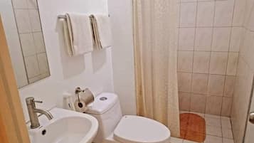 Basic Studio Suite | Bathroom | Free toiletries, slippers, bidet, towels