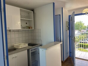 Geladeira, micro-ondas, talheres/pratos/utensílios de cozinha