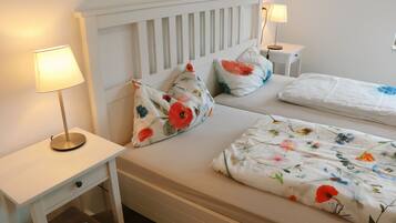 1 Schlafzimmer, Schreibtisch, Bügeleisen/Bügelbrett, Reisekinderbett