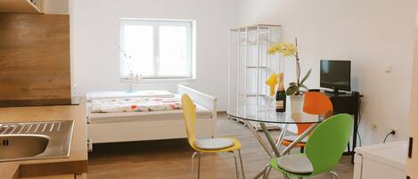 1 dormitorio, escritorio, tabla de planchar con plancha y cuna de viaje