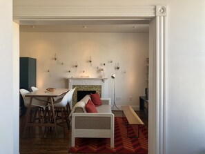 Bøker, musikkbibliotek og stereoanlegg