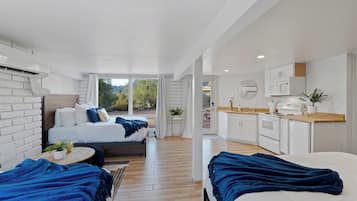 4 bedrooms, desk, iron/ironing board, travel cot