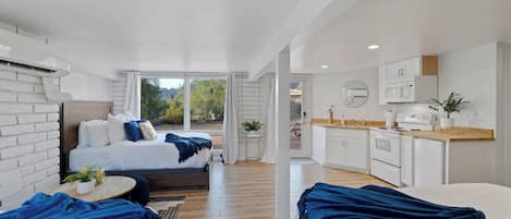 4 slaapkamers, een bureau, een strijkplank/strijkijzer, reisbedje