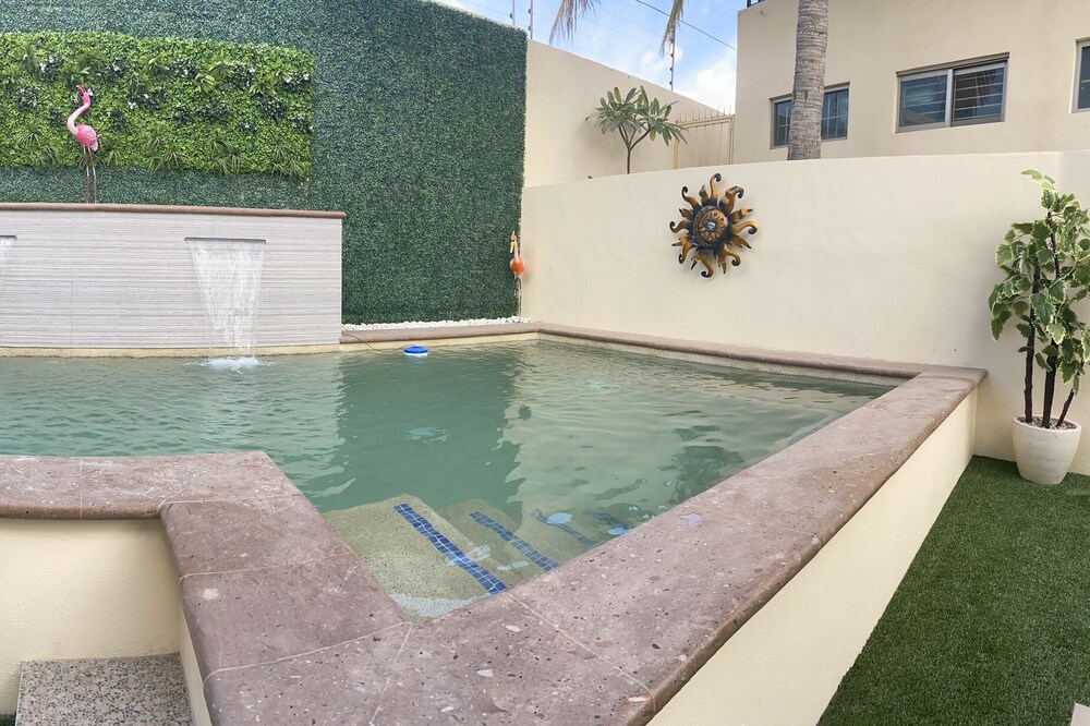 Perfect House with 3-Bedrooms, 3Baths and amazing views of the beach.