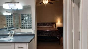 3 bedrooms, desk, iron/ironing board, WiFi