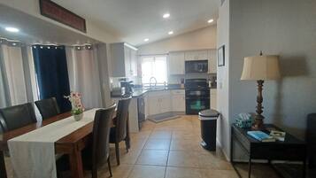 ثلاجة، ميكروويف، فرن، موقد طهي مسطح