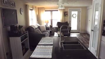 Smart TV, fireplace, DVD player, stereo