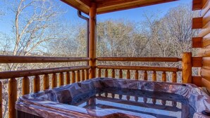 Una terraza de madera con un jacuzzi.