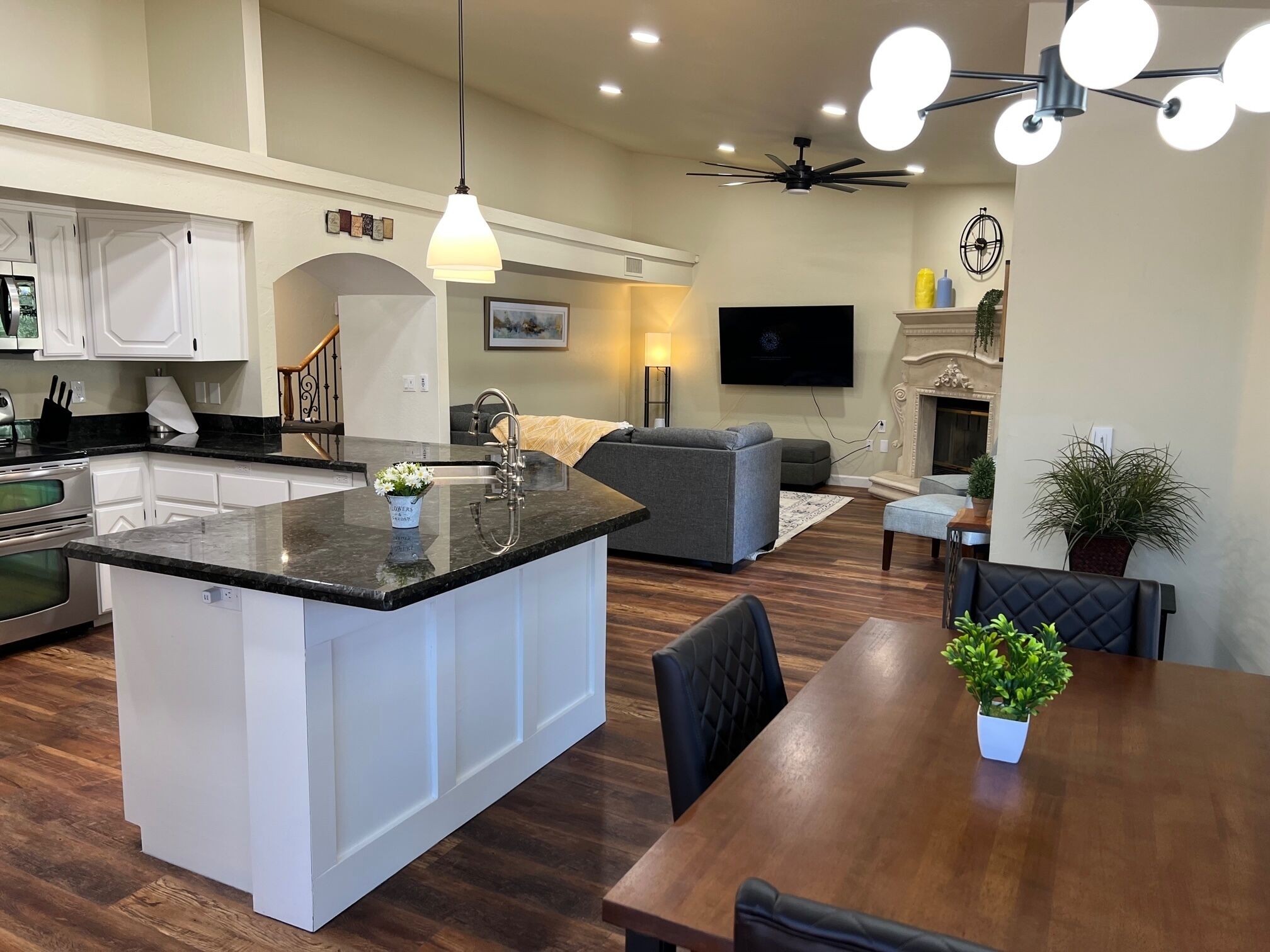 Quiet 1 acre  get-a-away with mountain views