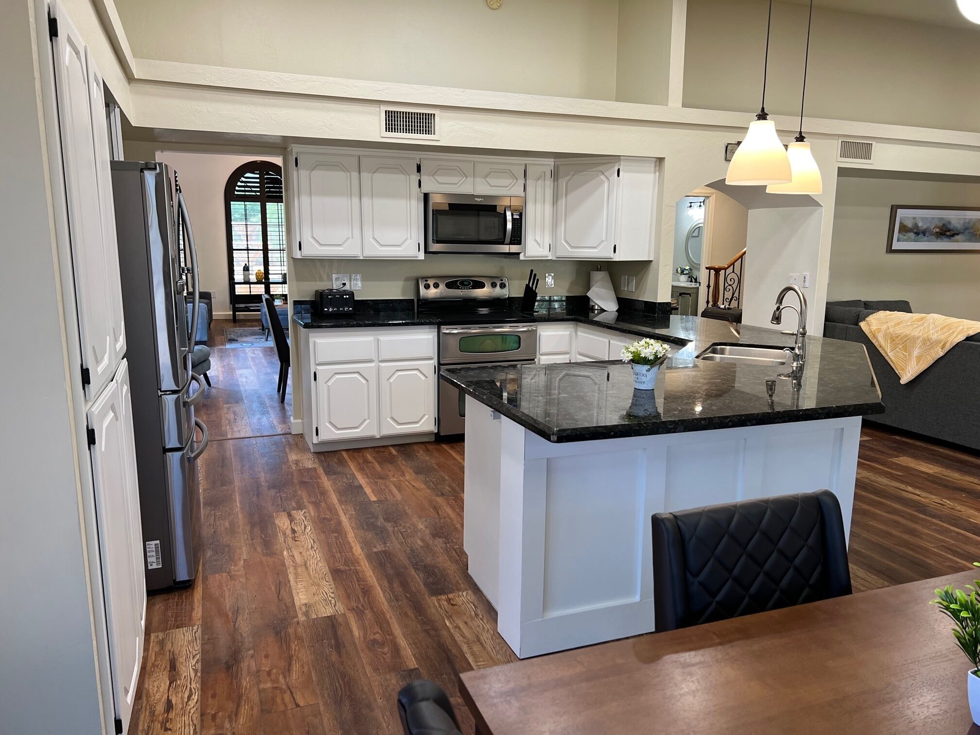 Quiet 1 acre  get-a-away with mountain views