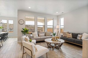 House, 5 Bedrooms | Living area | Smart TV, streaming services