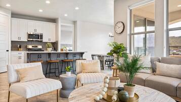 House, 5 Bedrooms | Living area | Smart TV, streaming services