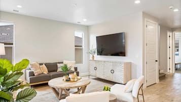 House, 5 Bedrooms | Living area | Smart TV, streaming services