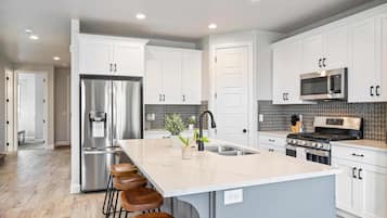 House, 5 Bedrooms | Private kitchen | Fridge, oven, coffee/tea maker, toaster