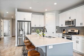 Hus, 5 soverom | Eget kjøkken | Kjøleskap, ovn, kaffetrakter/tekoker og brødrister