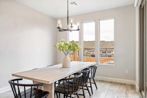 House, 5 Bedrooms | Dining