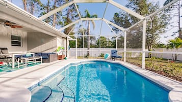 Utomhuspool och uppvÀrmd pool