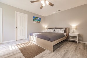 3 habitaciones, escritorio y tabla de planchar con plancha