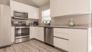 Frigorífic, microones, forn i placa de cuina