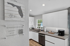 Interior - Family Getaway• Free Heated Pool• Nintendo• Hummocks • Shuffleboard •Near Beach🌴 (North Port)
