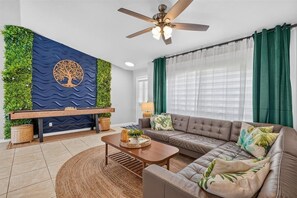 Living area - Family Getaway• Free Heated Pool• Nintendo• Hummocks • Shuffleboard •Near Beach🌴 (North Port)
